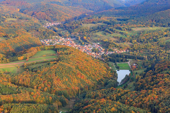 Dorfansicht im Pfälzerwald hinterm Silzer See aus Westen im Bundesland Rheinland-Pfalz, Deutschland
