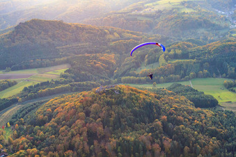 Paragleiter über der Burgruine Lindelbrunn in Vorderweidenthal im Bundesland Rheinland-Pfalz, Deutschland