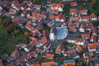 Schrägluftbild von Kirche St. Cyriakus im Ortsteil Gossersweiler in Gossersweiler-Stein im Bundesland Rheinland-Pfalz, Deutschland