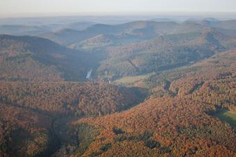 Drohnenaufname von Nehwiller-près-Wœrth im Bundesland Bas-Rhin, Frankreich