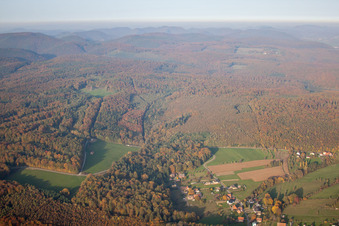 Drohnenbild von Nehwiller-près-Wœrth im Bundesland Bas-Rhin, Frankreich