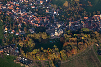 Burganlage des Schloß Froeschwiller - Château de Froeschwiller mit Schlosspark in Frœschwiller im Bundesland Bas-Rhin, Frankreich