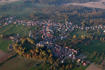 Schrägluftbild von Gœrsdorf im Bundesland Bas-Rhin, Frankreich