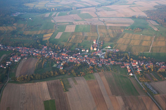 Drohnenbild von Cleebourg im Bundesland Bas-Rhin, Frankreich