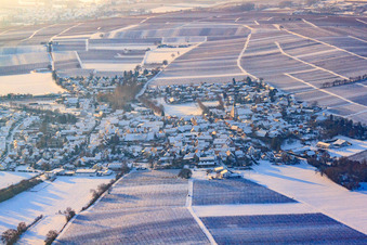 Dorfansicht aus Osten im Winter bei Schnee im Ortsteil Mörzheim in Landau in der Pfalz im Bundesland Rheinland-Pfalz, Deutschland