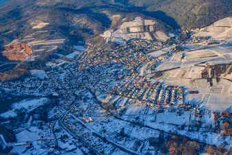 Luftbild von Dorfansicht im Winter bei Schnee von Süden in Albersweiler im Bundesland Rheinland-Pfalz, Deutschland