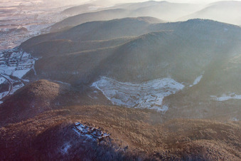 Drohnenbild von Burgruine Madenburg im Winter bei Schnee in Eschbach im Bundesland Rheinland-Pfalz, Deutschland