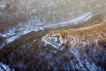 Luftaufnahme von Winterlich schneebedeckte Ruine und Mauerreste der ehemaligen Burganlage und Feste Burg Landeck in Klingenmünster im Bundesland Rheinland-Pfalz, Deutschland