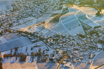 St. Dionysius Kapelle im Winter bei Schnee aus Norden im Ortsteil Gleiszellen in Gleiszellen-Gleishorbach im Bundesland Rheinland-Pfalz, Deutschland