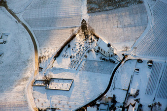 Winterlich schneebedecktes Kirchengebäude der Kapelle St. Dionysius in Gleiszellen-Gleishorbach im Bundesland Rheinland-Pfalz, Deutschland