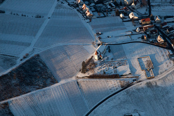 Luftaufnahme von St. Dionysius Kapelle im Schnee im Ortsteil Gleiszellen in Gleiszellen-Gleishorbach im Bundesland Rheinland-Pfalz, Deutschland