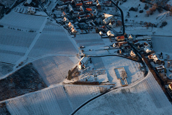 Schrägluftbild von St. Dionysius Kapelle im Schnee im Ortsteil Gleiszellen in Gleiszellen-Gleishorbach im Bundesland Rheinland-Pfalz, Deutschland