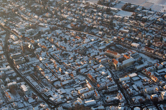 Schrägluftbild von Winterlich schneebedeckte Ortsansicht mit Straßen und Häusern der Wohngebiete in Bad Bergzabern im Bundesland Rheinland-Pfalz, Deutschland