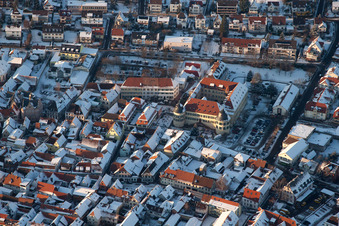 Winterlich schneebedeckte Ortsansicht mit Straßen und Häusern der Wohngebiete in Bad Bergzabern im Bundesland Rheinland-Pfalz, Deutschland von oben