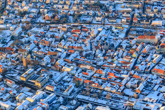 Weinstraße im Winter bei Schnee in Bad Bergzabern im Bundesland Rheinland-Pfalz, Deutschland