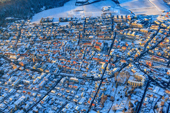 B427 Weinstraße im Winter bei Schnee in Bad Bergzabern im Bundesland Rheinland-Pfalz, Deutschland