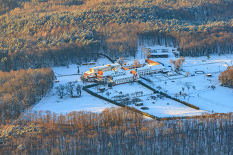 Kloster Liebfrauenberg im Winter bei Schnee in Bad Bergzabern im Bundesland Rheinland-Pfalz, Deutschland