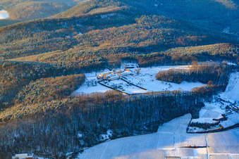 Luftbild von Kloster Liebfrauenberg im Winter bei Schnee in Bad Bergzabern im Bundesland Rheinland-Pfalz, Deutschland