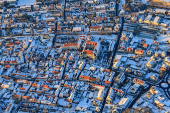 Luftaufnahme von Schloss Bad Bergzabern im Winter bei Schnee im Bundesland Rheinland-Pfalz, Deutschland