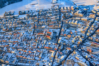 Königstraße mit Schloss Bad Bergzabern im Winter bei Schnee im Bundesland Rheinland-Pfalz, Deutschland