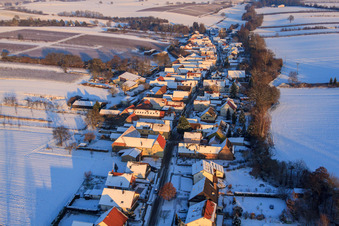 Luftbild von Dorfansicht aus Westen im Winter bei Schnee in Vollmersweiler im Bundesland Rheinland-Pfalz, Deutschland