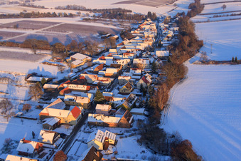 Schrägluftbild von Dorfansicht aus Westen im Winter bei Schnee in Vollmersweiler im Bundesland Rheinland-Pfalz, Deutschland