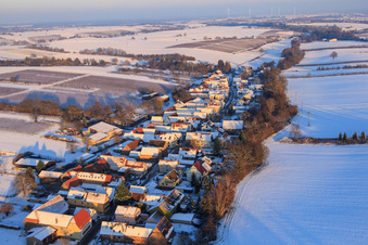 Dorfansicht aus Westen im Winter bei Schnee in Vollmersweiler im Bundesland Rheinland-Pfalz, Deutschland von oben