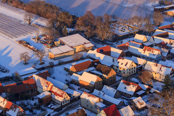 Weingut Nagel im Winter bei Schnee in Vollmersweiler im Bundesland Rheinland-Pfalz, Deutschland