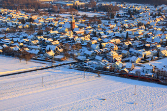Volmersweilerer Straße im Winter bei Schnee im Ortsteil Schaidt in Wörth am Rhein im Bundesland Rheinland-Pfalz, Deutschland