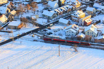 Bahnhof Schaidt im Winter bei Schnee in Wörth am Rhein im Bundesland Rheinland-Pfalz, Deutschland