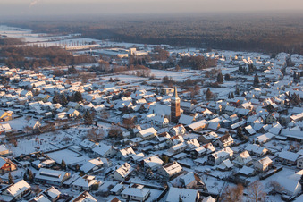 Luftbild von Winterlich schneebedeckte Kirchengebäude im Dorfkern im Ortsteil Schaidt in Wörth am Rhein im Bundesland Rheinland-Pfalz, Deutschland