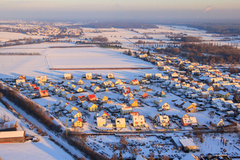 Neubaugebiet Landauer Weg im Winter bei Schnee im Ortsteil Schaidt in Wörth am Rhein im Bundesland Rheinland-Pfalz, Deutschland