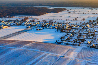 Raiffeisenstraße im Winter bei Schnee in Freckenfeld im Bundesland Rheinland-Pfalz, Deutschland