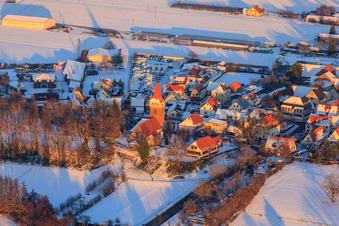 Protest. Kirche im Winter bei Schnee in Minfeld im Bundesland Rheinland-Pfalz, Deutschland aus der Luft
