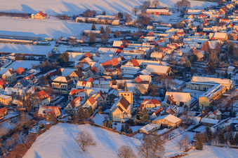 Kathol. Kirche im Winter bei Schnee in Minfeld im Bundesland Rheinland-Pfalz, Deutschland