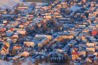 Grundschule und Mundohalle im Winter bei Schnee in Minfeld im Bundesland Rheinland-Pfalz, Deutschland