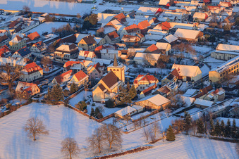 Luftbild von Kathol. Kirche im Winter bei Schnee in Minfeld im Bundesland Rheinland-Pfalz, Deutschland