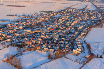 Dorfübersicht aus Westen im Winter bei Schnee in Minfeld im Bundesland Rheinland-Pfalz, Deutschland