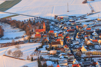 Luftaufnahme von Herrengasse im Winter bei Schnee in Minfeld im Bundesland Rheinland-Pfalz, Deutschland