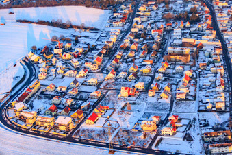 Drohnenaufname von Am Höhenweg im Winter bei Schnee in Kandel im Bundesland Rheinland-Pfalz, Deutschland
