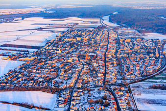 Luftbild von Stadtübersicht aus Westen im Winter bei Schnee in Kandel im Bundesland Rheinland-Pfalz, Deutschland