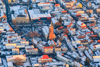 Grundschule, Stadthalle und St. Georgskirche am Marktplatz im Winter bei Schnee in Kandel im Bundesland Rheinland-Pfalz, Deutschland