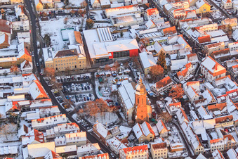 Luftbild von Grundschule, Stadthalle und St. Georgskirche am Marktplatz im Winter bei Schnee in Kandel im Bundesland Rheinland-Pfalz, Deutschland