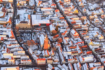Luftaufnahme von Grundschule, Stadthalle und St. Georgskirche am Marktplatz im Winter bei Schnee in Kandel im Bundesland Rheinland-Pfalz, Deutschland