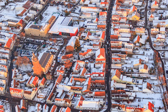 Schrägluftbild von Grundschule, Stadthalle und St. Georgskirche am Marktplatz im Winter bei Schnee in Kandel im Bundesland Rheinland-Pfalz, Deutschland