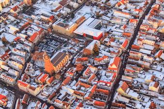 Grundschule, Stadthalle und St. Georgskirche am Marktplatz im Winter bei Schnee in Kandel im Bundesland Rheinland-Pfalz, Deutschland von oben