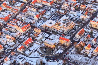 Luftbild von Verbandsgemeindeverwaltung und Sparkasse an der Gartenstraße im Winter bei Schnee in Kandel im Bundesland Rheinland-Pfalz, Deutschland