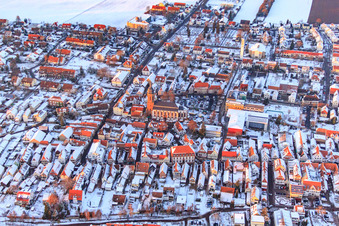 Hauptstraße aus Süden im Winter bei Schnee in Kandel im Bundesland Rheinland-Pfalz, Deutschland