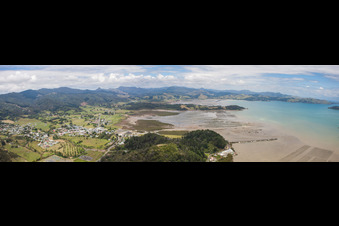 Luftaufnahme von Panorama der Küsten- Landschaft am Sandstrand der Süd-Pazifik im Ortsteil Mcgreogor Bay in Coromandel in Waikato, Neuseeland