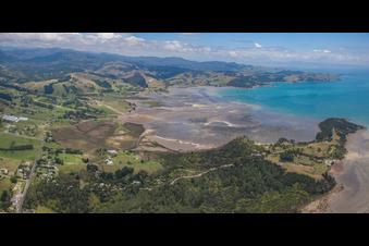 Luftaufnahme von Ortsteil Preece Point in Coromandel im Bundesland Waikato, Neuseeland